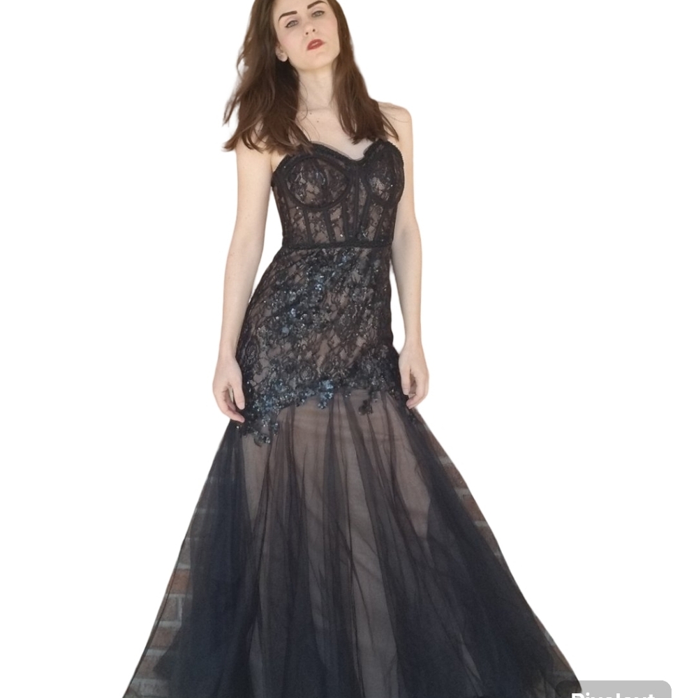 Elegant Black Lace Evening Gown